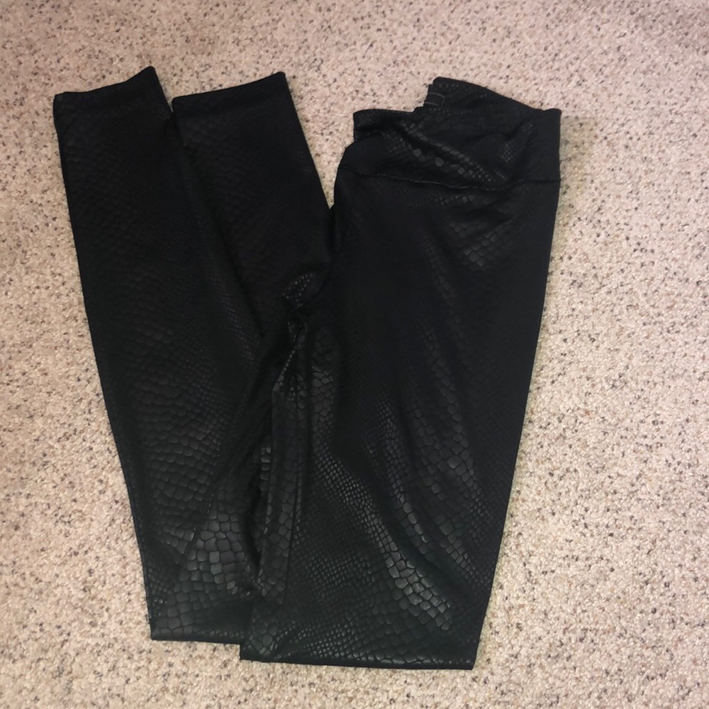 BCBG Black scale leggings